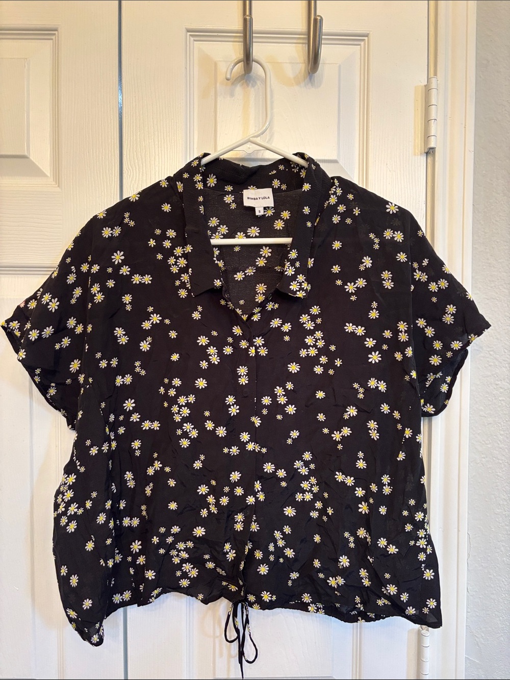 Daisy-Print Short Sleeve Button Front Blouse - Black